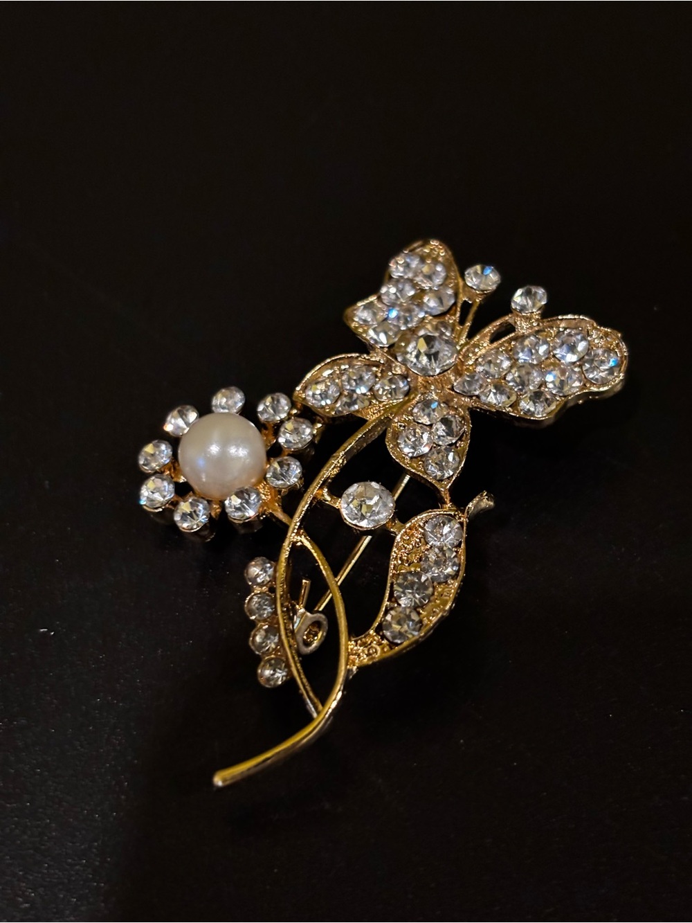 Gold-Tone Crystal & Pearl Floral Brooch – Elegant Women’s Jewelry